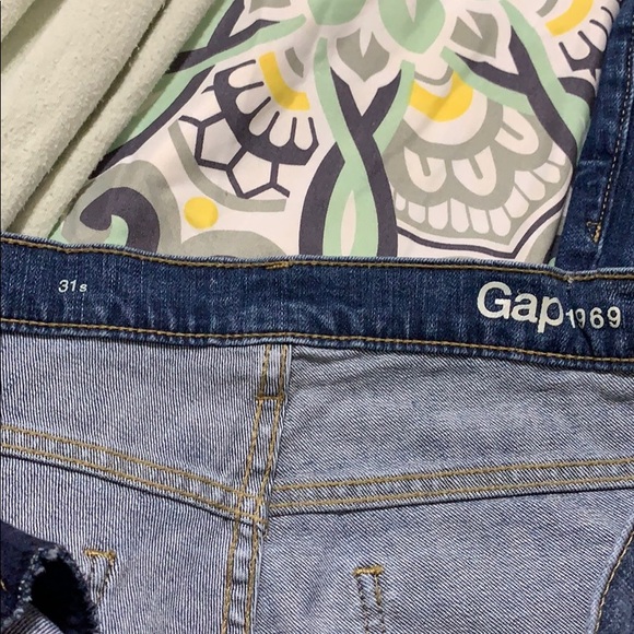 2 pairs of gap jeans. 2 for the price of one. - Picture 2 of 5